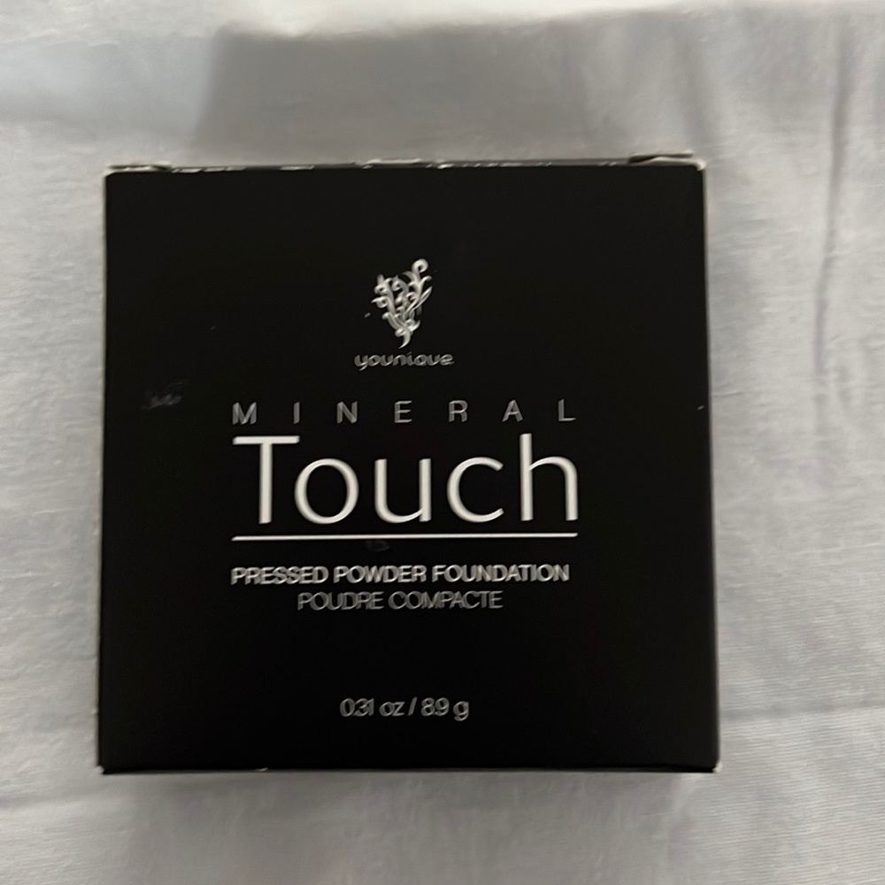 Younique Pressed Powder Foundation-Taffeta